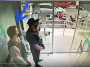 [Video] Homem invade banco com farda da PM, rende vigilantes e rouba R$ 95 mil
