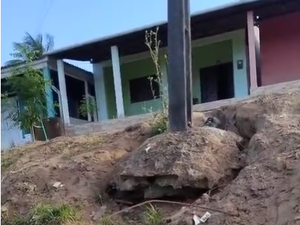 [Vídeo] Morador denuncia risco de queda de poste em estrada movimentada de Feira Grande