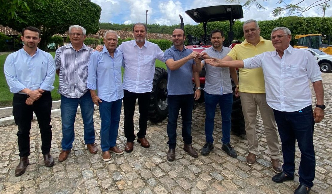 Alfredo Gaspar entrega trator e reforça apoio ao pequeno produtor em Rio Largo