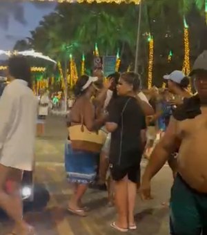 Turistas e ambulantes bloqueiam trânsito na orla da Ponta Verde e DMTT pede apoio da polícia