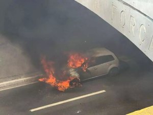 [Vídeo] Carro fica destruído após pegar fogo em viaduto no bairro do Jacintinho