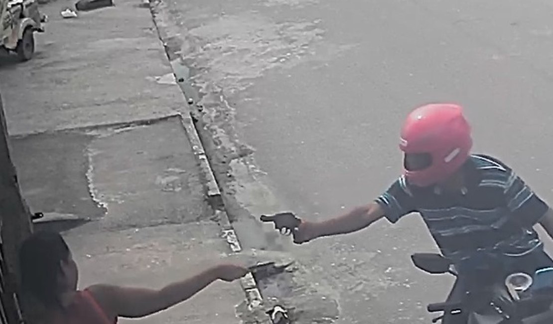 Assalto à mão armada é flagrado por câmera de segurança no Village Campestre