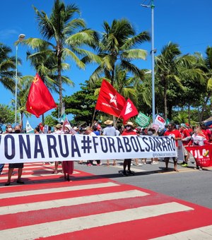 População faz protesto contra governo Bolsonaro na orla de Maceió