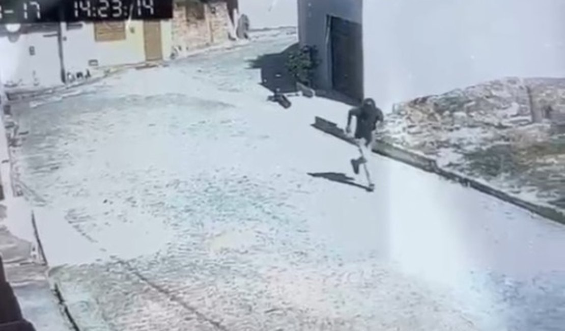 Câmera registra suspeito deixando casa após feminicídio em São Brás