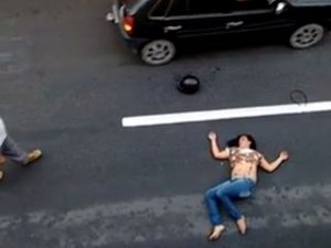 Em Maceió, mulher é jogada de moto após discussão com motociclista