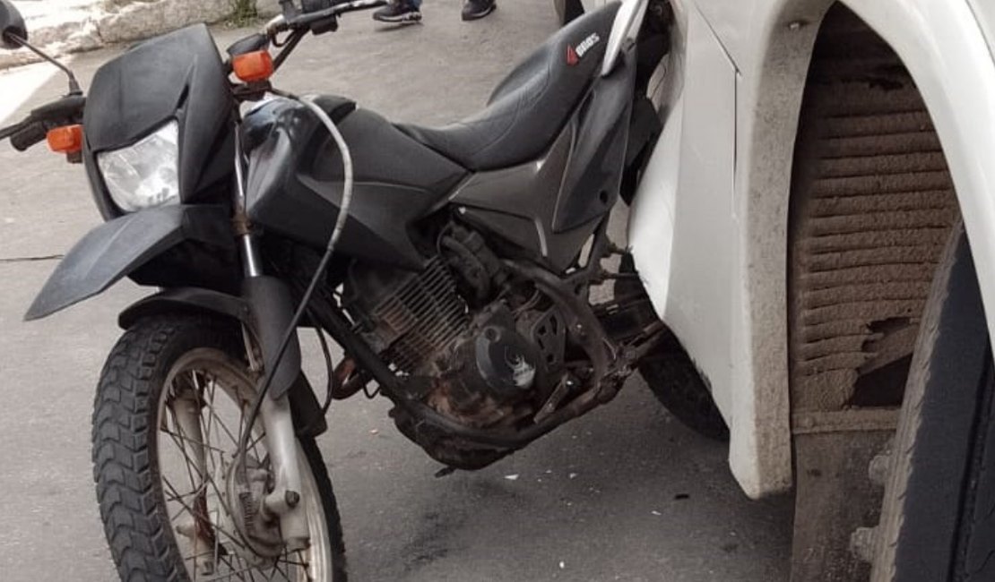 Motociclista colide contra ônibus no Trevo da Toca do Índio, em Penedo