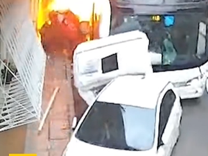 Ônibus desgovernado colide em carros e causa incêndio em Porto Alegre-RS