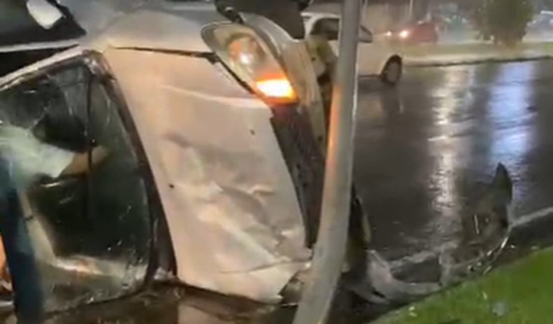 Acidente grave é registrado na noite deste domingo (29) na Avenida Durval de Góes Monteiro, em Maceió