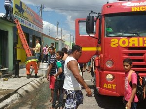 [Vídeo] Incêndio atinge residência e destrói telhado em Arapiraca