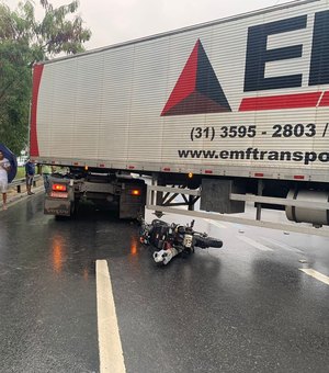 Caminhão e moto colidem na Av. Durval de Goes Monteiro