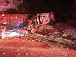 Durante perseguição, viatura colide contra poste, derruba muro e PM fica ferido