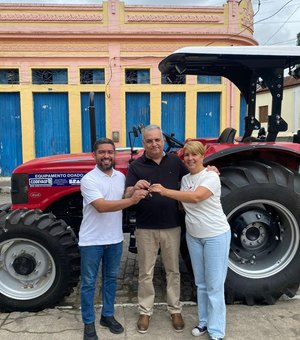 Deputado Alfredo Gaspar entrega caminhão frigorífico e trator para Viçosa