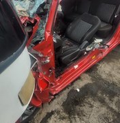 Motorista fica presa às ferragens após carro colidir com ônibus no Pinheiro