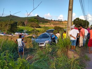 Motorista invade contramão, colide em moto e esbarra em poste de energia elétrica
