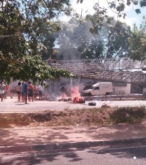 Protesto na Durval de Góes Monteiro deixa trânsito lento