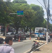 Mulher morre em colisão entre moto e ônibus na Avenida Fernandes Lima