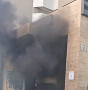 [Vídeo] Incêndio atinge loja de bijuterias e mobiliza bombeiros no bairro da Jatiúca