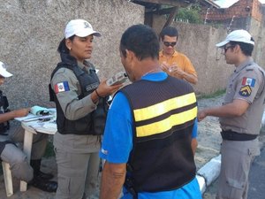 Operação de trânsito autua 12 motoristas e apreende seis veículos irregulares