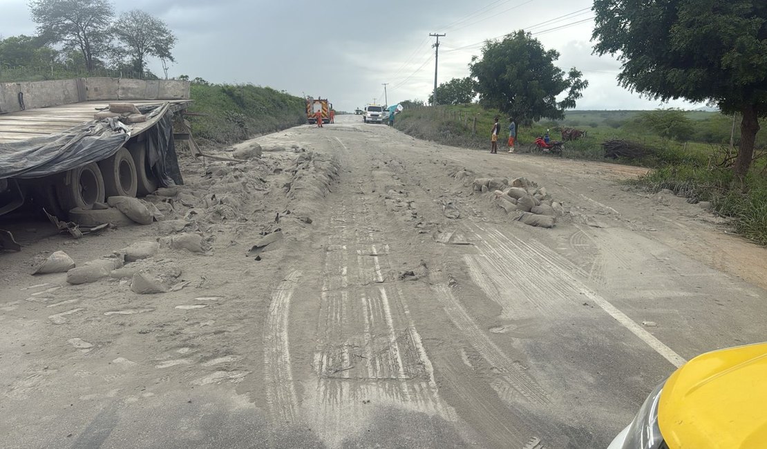 Carreta derruba carga de cimento e veículos colidem na AL 220 no município de Batalha