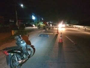 Motociclista sem capacete morre após passar por lombada na AL-101 Sul