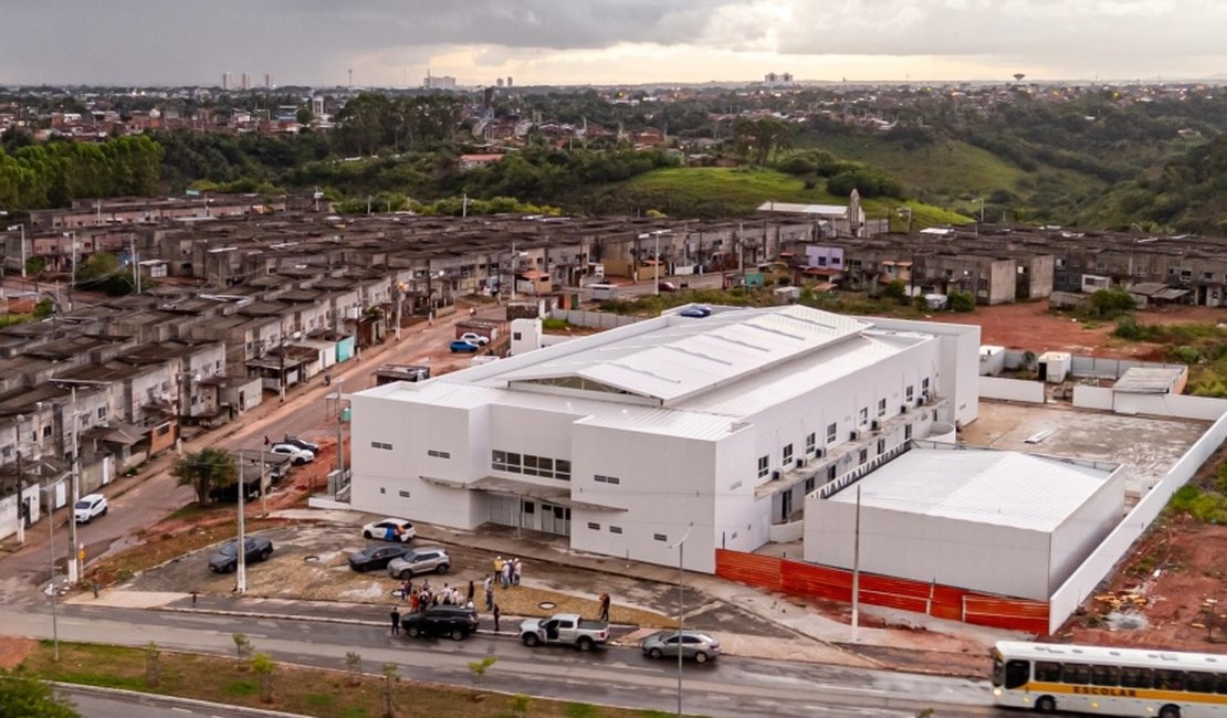 JHC visita obras da creche Gigantinhos Morada do Planalto, no Benedito Bentes