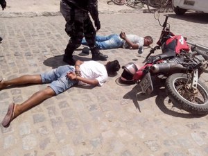 Após perseguição, dupla acaba detida com arma e moto roubada