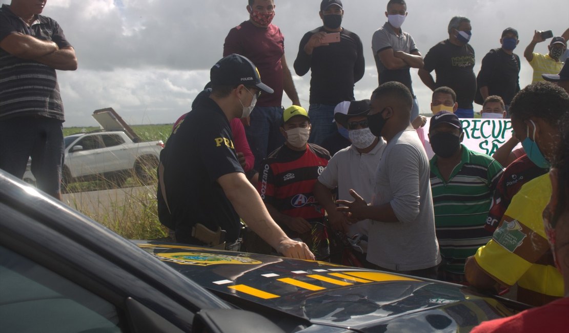 Ex- trabalhadores da Usina Sinimbu realizam protesto e interditam a BR-101