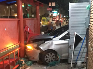 Carro atinge ponto de ônibus próximo a shopping de Maceió