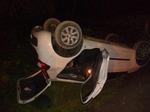 Homem perde o controle de direção e capota com veículo em Maragogi