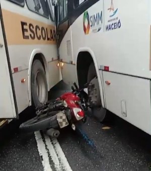 [Vídeo] Moto fica imprensada entre dois ônibus na Avenida Durval de Góes Monteiro