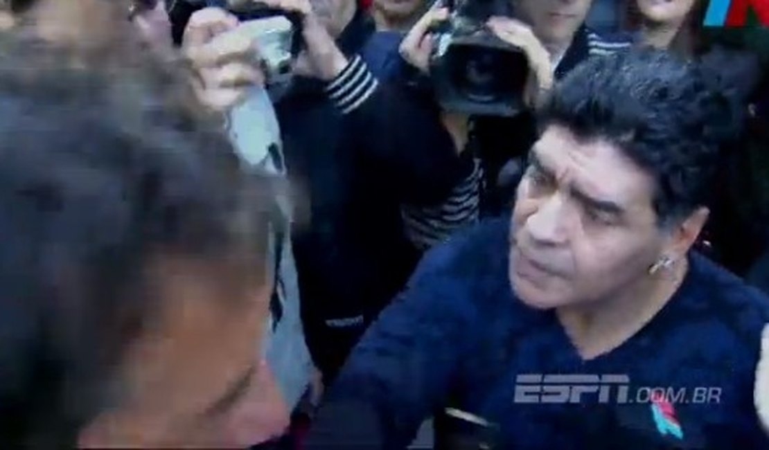 Maradona se irrita e dá tapa na cara de jornalista na Argentina