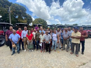 Alfredo Gaspar entrega 11 tratores para fortalecer a agricultura familiar em Alagoas