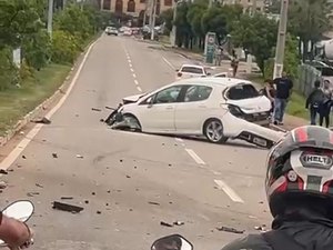 Carro roda na pista e se choca contra mureta na Avenida Josefa de Melo