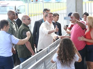 Bolsonaro volta a surpreender turistas na Praça dos Três Poderes