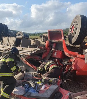 Caminhão tomba na AL-105 e deixa duas pessoas feridas