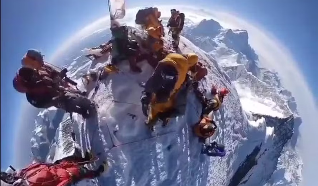 8.848 metros de altura: vídeo viral mostra alpinistas no topo do Monte Everest em 360º e impressiona a web
