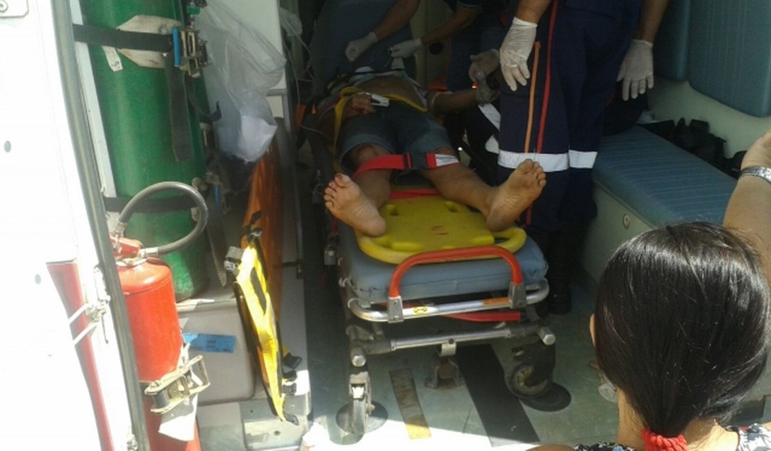 Motociclista embriagado colide com cerca e fica ferido na AL-115