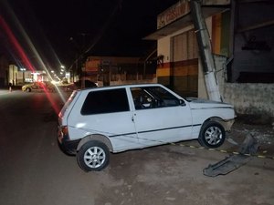 Motorista perde o controle da direção e colide contra poste de energia em Arapiraca