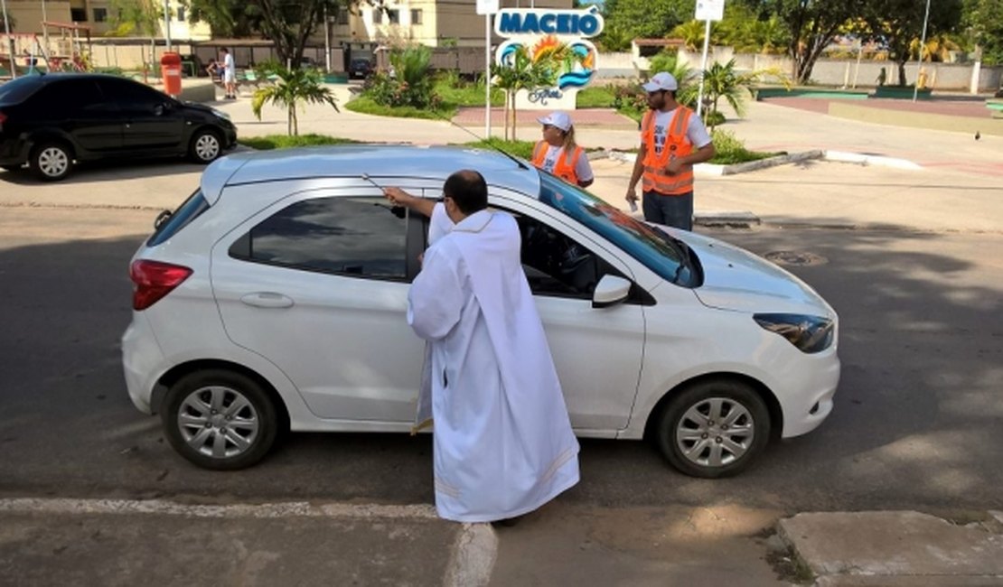 Veículos são abençoados durante ação no Dia do Motorista