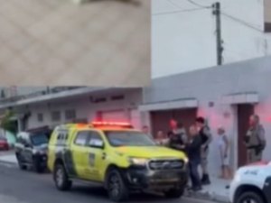 Homem é preso por suspeita de matar namorada em Maceió e culpa mãe idosa com Alzheimer