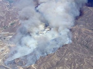 Incêndio avança na Califórnia apesar de esforços dos bombeiros para conter fogo