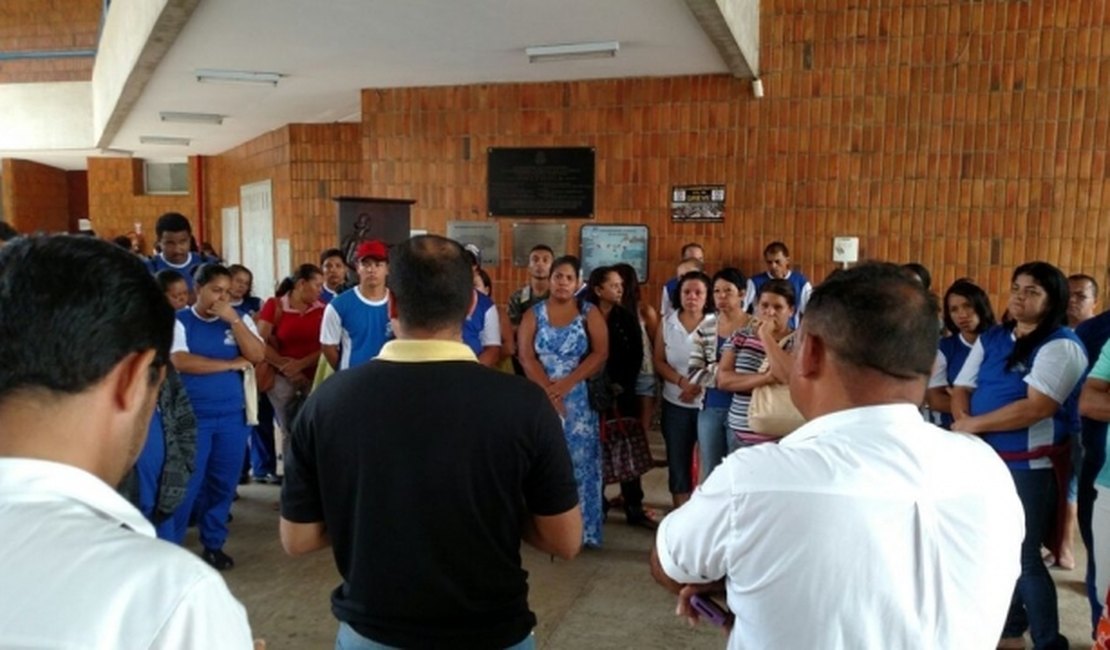 Funcionários contratados da Ufal protestam em sede da reitoria