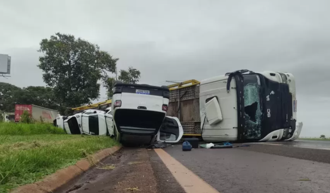 Caminhão-cegonha que levava 11 carros tomba na rodovia de São Paulo
