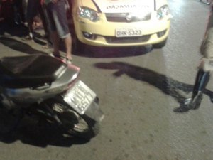 Motorista estaciona carro em local proibido e é atingido por moto ao abrir porta