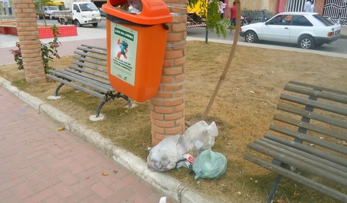 Lixo, cães de rua e grama seca: esta é a Praça da Fumageira em Arapiraca