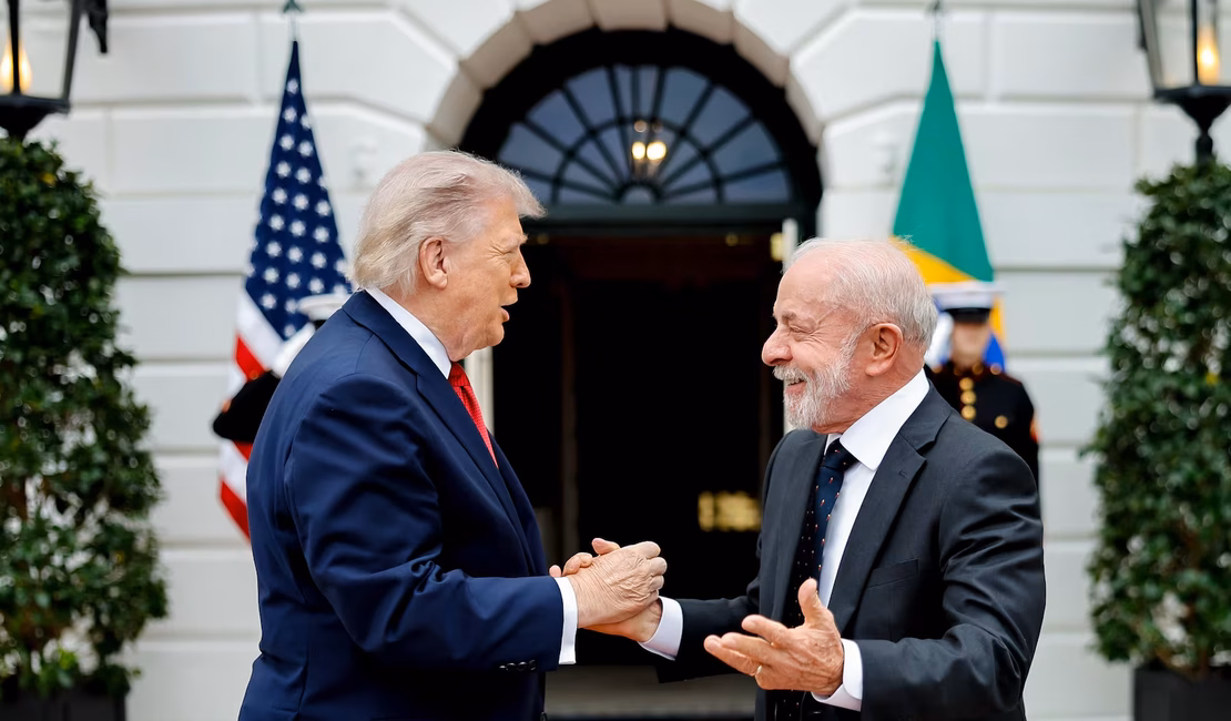 Lula e Trump se cumprimentam durante evento social no G7