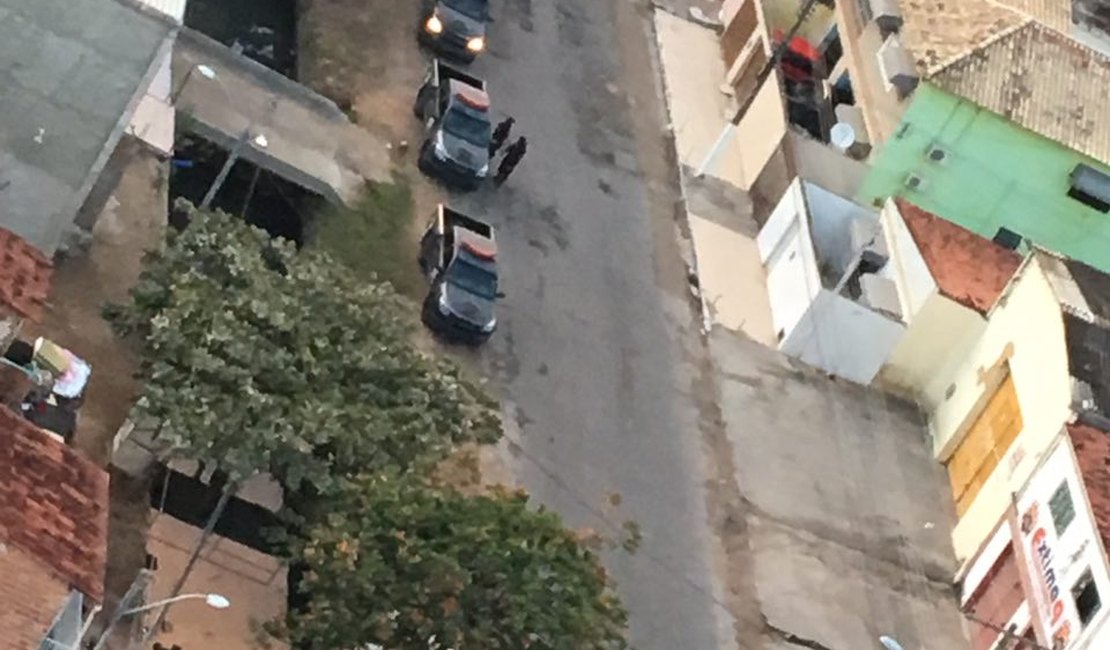 Polícias ocupam bairro de Maceió e prende suspeitos de homicídios e tráfico