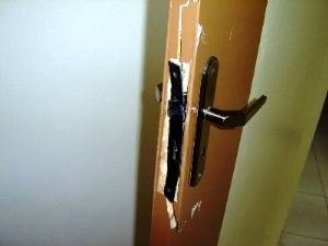 Morador chega em casa e encontra porta arrombada e objetos furtados