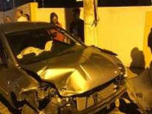 Colisão entre carros deixa idosa gravemente ferida na parte alta de Maceió