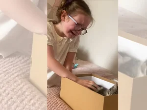 Menina tem reação surpreendente ao ganhar gatinha e vídeo emociona
